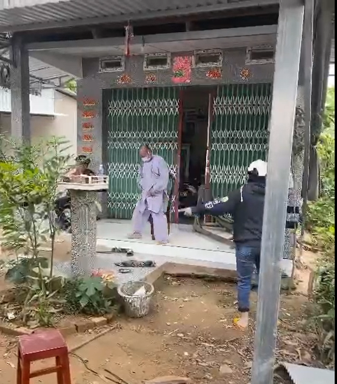 Thực hư clip ông Lê Tùng Vân cầm xà beng, múa võ đập phá nhà vì không tìm thấy Diễm My-3