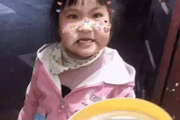 Bé gái nói dối nhưng mẹ chỉ nhìn 1 chi tiết nhỏ đã phát hiện ngay: Các bà mẹ như cảnh sát vậy, biết hết tất cả nhưng vẫn cần lời khai-1