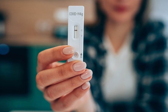 Vì sao một số người ăn, ngủ cùng F0 vẫn không mắc Covid-19?