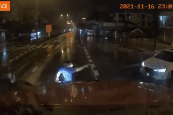 Clip: CSGT bị 3 thanh niên ngông cuồng đạp xe, vài giây sau nhận cái kết đắng-1