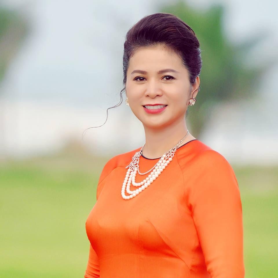 Bà Lê Hoàng Diệp Thảo xuất hiện với thần thái của nữ tướng trên sóng livestream và lời khuyên phụ nữ hãy luôn sống thật”-3