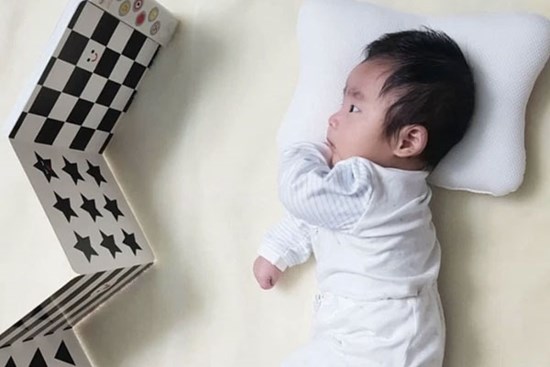 Ông xã Hà Tăng cho con trai út đọc cuốn sách đầu tiên, giáo dục từ bé thế này bảo sao con nào cũng giỏi