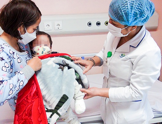 Liên tiếp vụ trẻ bị bỏng nặng do xông hơi phòng Covid-19, BS cảnh báo: Xông mũi họng cho trẻ lợi đâu không thấy, hậu quả thì nhiều!”-1