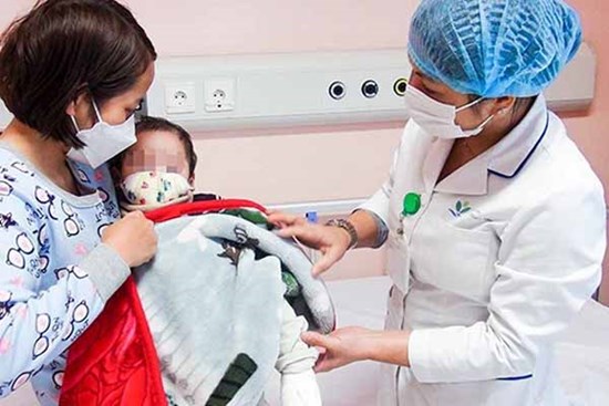 Liên tiếp vụ trẻ bị bỏng nặng do xông hơi phòng Covid-19, BS cảnh báo: “Xông mũi họng cho trẻ lợi đâu không thấy, hậu quả thì nhiều!”