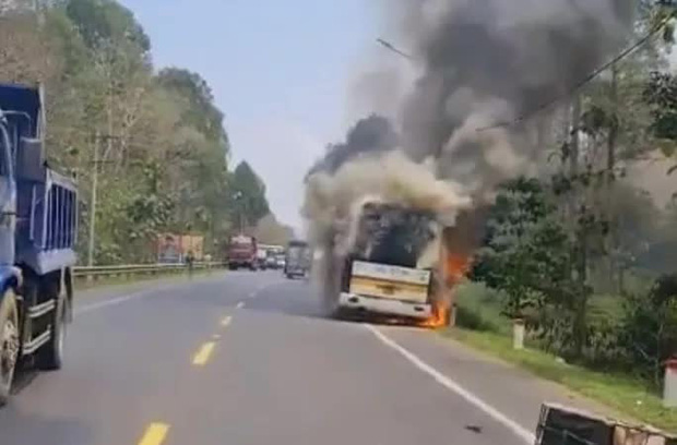 CLIP: Xe khách cháy dữ dội ở Đồng Nai, 19 người may mắn thoát nạn-1