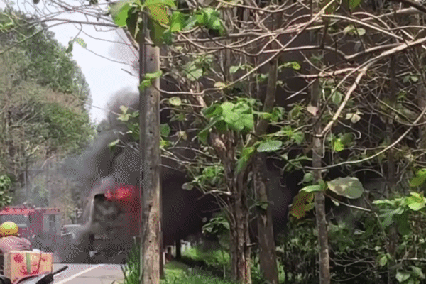 CLIP: Xe khách cháy dữ dội ở Đồng Nai, 19 người may mắn thoát nạn