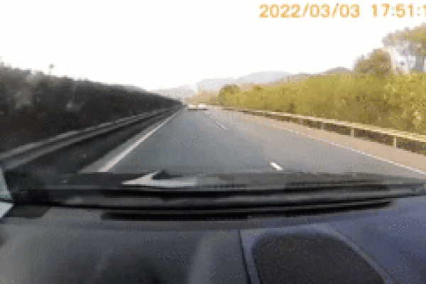 Cú đâm khủng khiếp, xe tải băm nát ô tô con