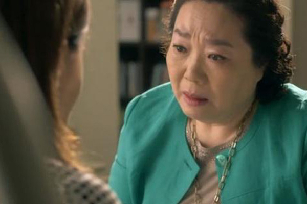 Vừa nói ý định chuyển ra ở riêng, mẹ chồng đã đặt cuốn sổ tiết kiệm lên bàn rồi nói 4 từ đủ khiến tôi xám mặt-2