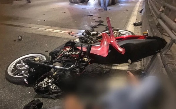 TP.HCM: Hai thanh niên nghi cướp giật va chạm với người đi đường, 1 người chết tại chỗ, 2 người bị thương-2