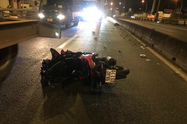 Lái siêu xe bị dí súng cướp giữa ban ngày-1