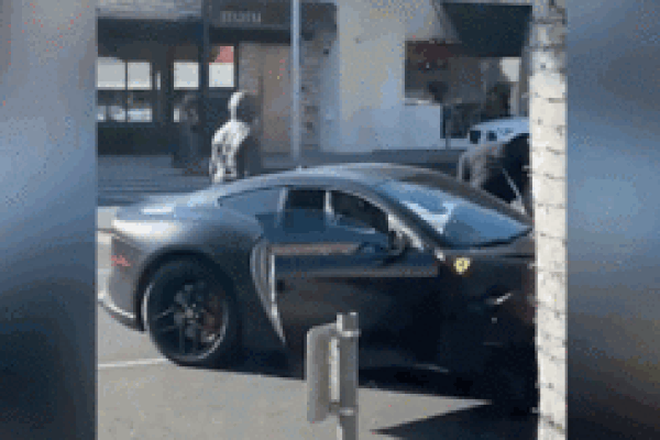 Táo tợn hành nghề giữa ngã tư, tên cướp bị truy bắt như trong phim hành động-1