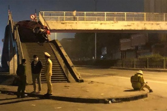 Ô tô lao lên cầu vượt đi bộ, 1 người chết, đầu xe biến dạng