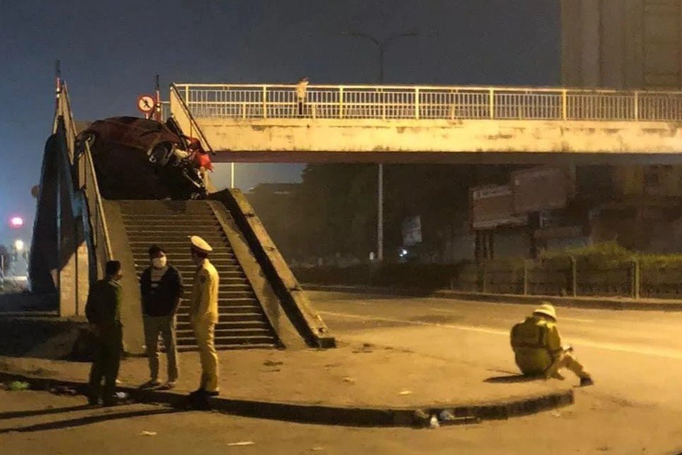 Ô tô lao lên cầu vượt đi bộ, 1 người chết, đầu xe biến dạng-1