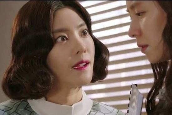 Sang nhà chị hàng xóm ngủ nhờ, nửa đêm nghe vợ chồng chị thì thầm tâm sự, tôi phẫn uất tột cùng