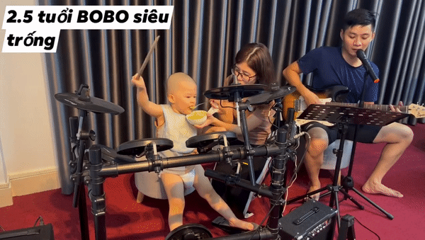 Thanh niên chưa bỏ bỉm đánh trống như dân chuyên, thi thoảng quay sang ăn thìa cháo cho xong bữa-1