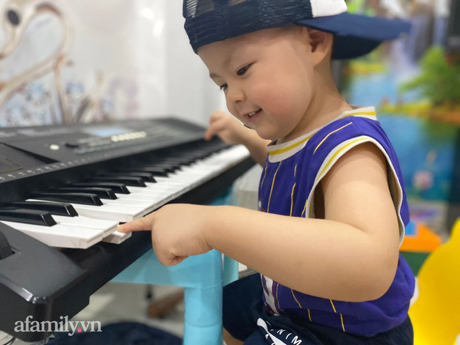 Thanh niên chưa bỏ bỉm đánh trống như dân chuyên, thi thoảng quay sang ăn thìa cháo cho xong bữa-3