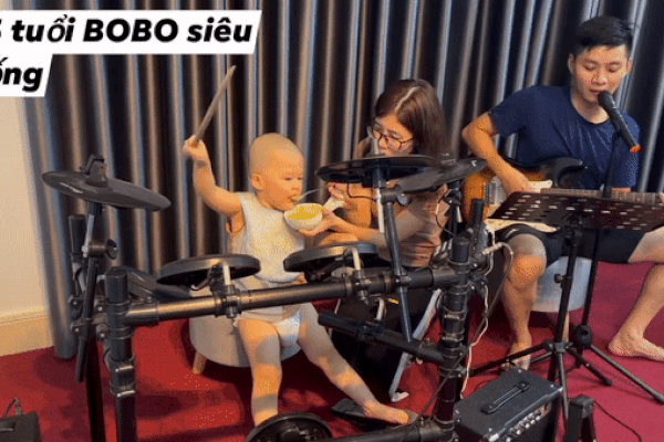 Bé gái gào khóc ấm ức lẫn tủi thân Sao mọi người được sốt với 2 vạch hết rồi mà con vẫn 1 vạch-2