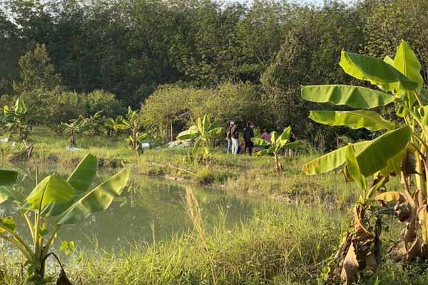 Người đàn ông cầm súng uy hiếp người khác lúc chuyển nhượng sổ đỏ ở văn phòng công chứng-3