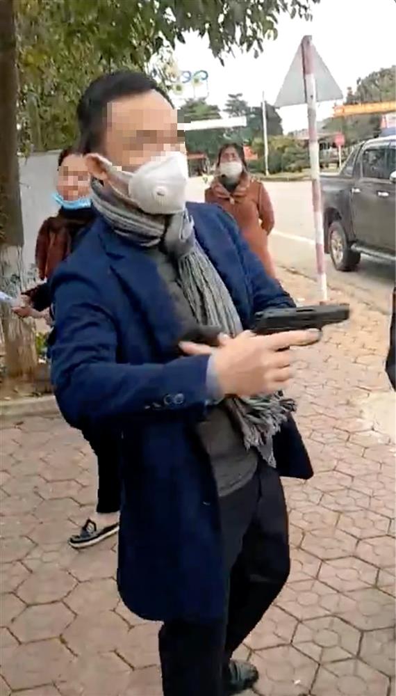 Người đàn ông cầm súng uy hiếp người khác lúc chuyển nhượng sổ đỏ ở văn phòng công chứng-2