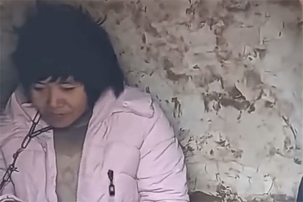 Người phụ nữ tâm thần đẻ 8 con bị chồng xích cổ nhốt trong nhà kho, cảnh sát điều tra mới phát hiện bi kịch đáng thương suốt 24 năm-5