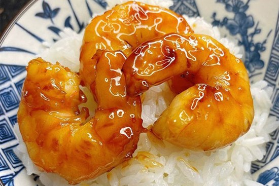 Tôm mà kết hợp cùng loại gia vị quen thuộc này thì ngon lạ xuất sắc: Thử một lần là muốn làm mãi luôn!