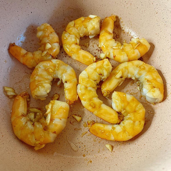 Tôm mà kết hợp cùng loại gia vị quen thuộc này thì ngon lạ xuất sắc: Thử một lần là muốn làm mãi luôn!-5