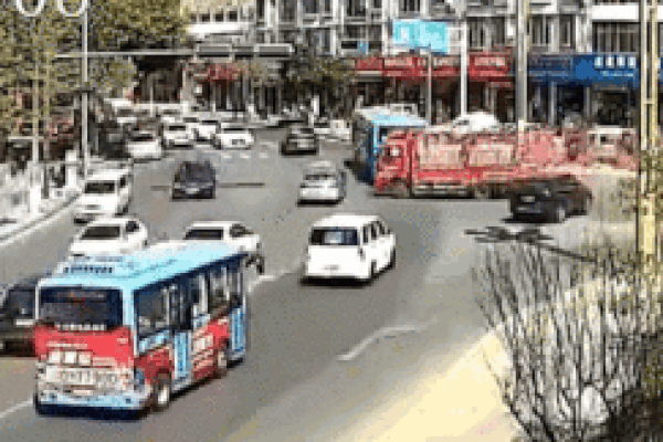 Khoảnh khắc chủ cửa hàng tránh kịp chiếc xe tải lao tới trong tích tắc