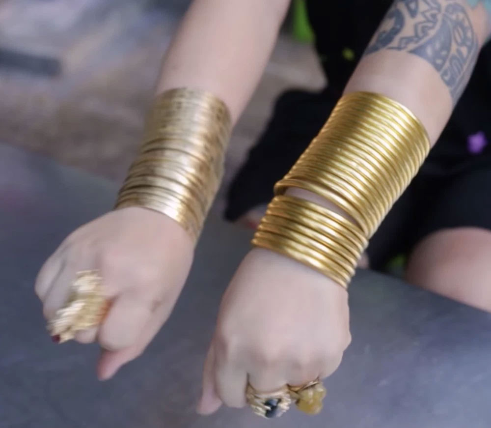 Chủ quán chân gà đeo hơn 50 cây vàng trên người: Khó thở, tay mất cảm giác vẫn thích đeo-3