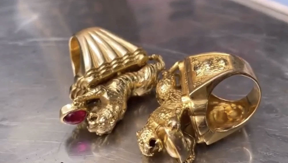 Chủ quán chân gà đeo hơn 50 cây vàng trên người: Khó thở, tay mất cảm giác vẫn thích đeo-5