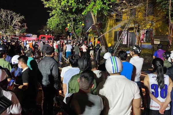 Ngửi mùi xú uế, lễ tân khách sạn mở cửa phát hiện khách đã tử vong từ lâu-2