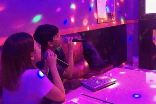 Hát karaoke cùng 2 nữ nhân viên suốt 9 tiếng, người đàn ông tử vong bất thường