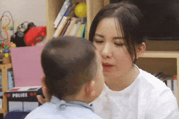 Mẹ dỗ dành con trai gào khóc đòi xem tivi: Kiên nhẫn thế này được mấy người, hóa ra làm mẹ dịu dàng lại khó đến thế