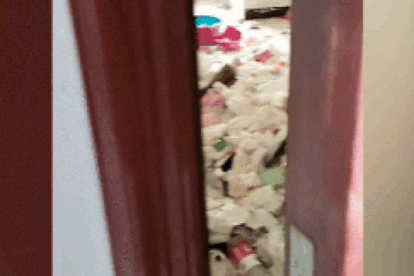 Kiểm tra phòng cho cô gái 20 tuổi thuê, chủ nhà gọi thợ thay khóa khẩn cấp