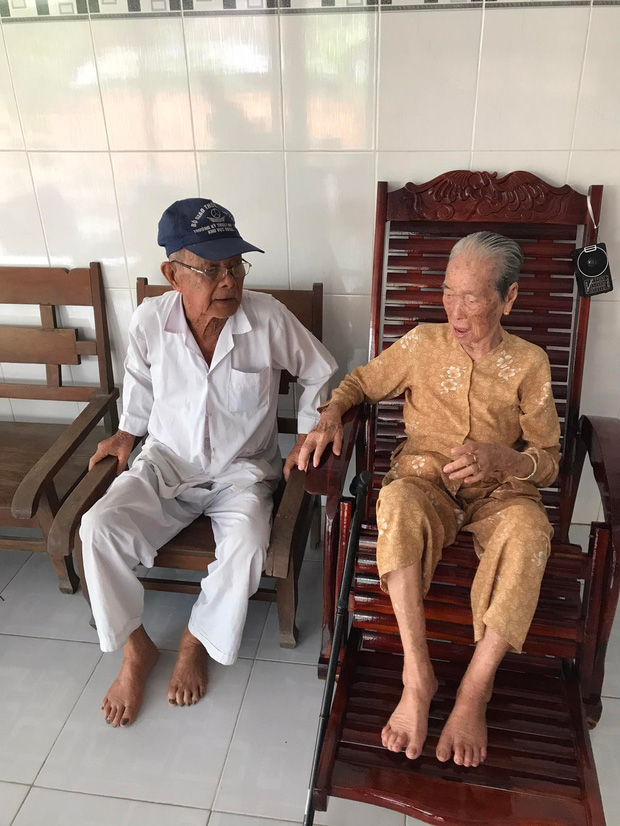 Rưng rưng cảnh bà nắm tay ông trước lúc qua đời: Ở với nhau 75 năm rồi, tôi đi trước nhé”-1