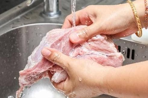 Không cần biết loại thịt nào, càng chần thì thịt càng bẩn? Đầu bếp của khách sạn dạy bạn một mẹo nhỏ, đồ bẩn tự hết-2