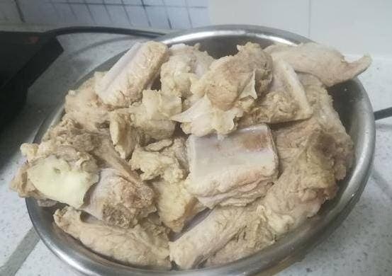 Không cần biết loại thịt nào, càng chần thì thịt càng bẩn? Đầu bếp của khách sạn dạy bạn một mẹo nhỏ, đồ bẩn tự hết-3