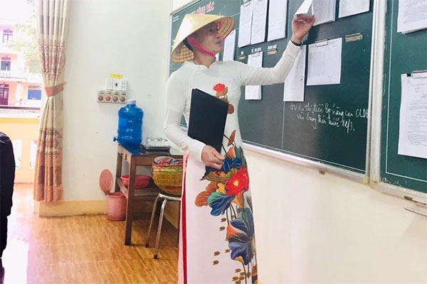 Đang viết văn tả cô giáo, học sinh tiểu học bỗng bẻ lái nhắc đến bác bảo vệ, cô đọc xong đỏ cả mặt: Thế này thì LỘ hết cả-2