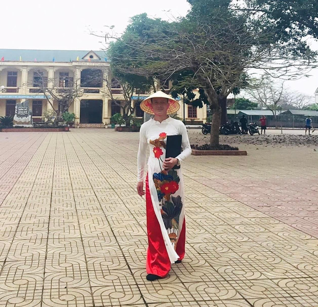 Bức ảnh thầy giáo mặc áo dài đang gây bão MXH: Phía nhà trường chính thức lên tiếng, tiết lộ sự thật không ngờ đằng sau-2