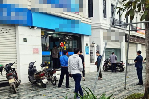 Người đàn ông ngồi trên cầu doạ tự tử suốt 9 tiếng, xin tiếp tế bánh mỳ vì… đói-5