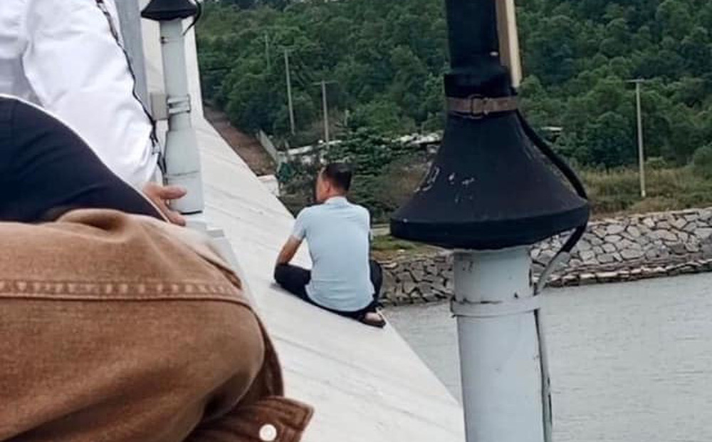 Người đàn ông ngồi trên cầu doạ tự tử suốt 9 tiếng, xin tiếp tế bánh mỳ vì… đói-1