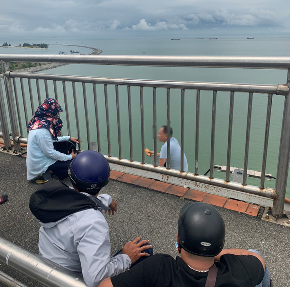 Người đàn ông ngồi trên cầu doạ tự tử suốt 9 tiếng, xin tiếp tế bánh mỳ vì… đói-3