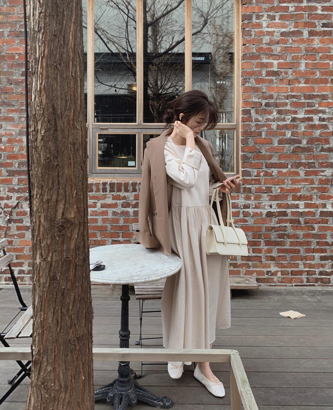 12 cách diện váy + áo khoác cực sang chảnh, yêu kiều để chị em đi hẹn hò 8/3-12