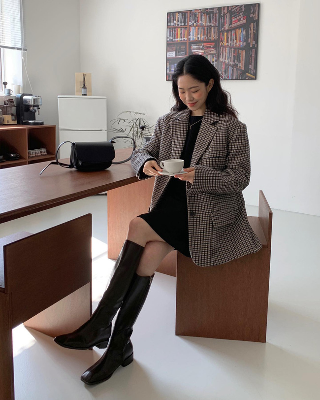 12 cách diện váy + áo khoác cực sang chảnh, yêu kiều để chị em đi hẹn hò 8/3-7