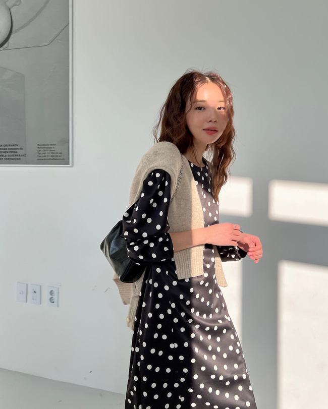 12 cách diện váy + áo khoác cực sang chảnh, yêu kiều để chị em đi hẹn hò 8/3-8