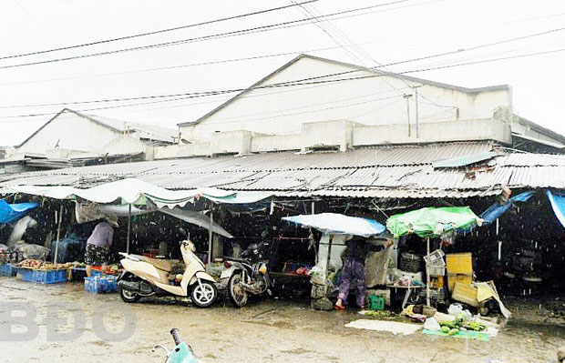 Rạng sáng, hàng loạt người trong khu dân cư bất ngờ bị kẻ ngáo đá đâm chém-1