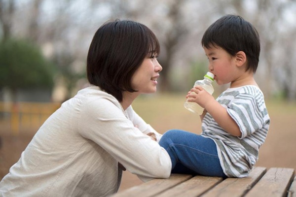 Bố trẻ ngại ngùng, hoang mang vì con gái quá cuồng mình, đòi tắm, ôm hôn, thơm má và lớn lên đòi lấy bố làm chồng-3