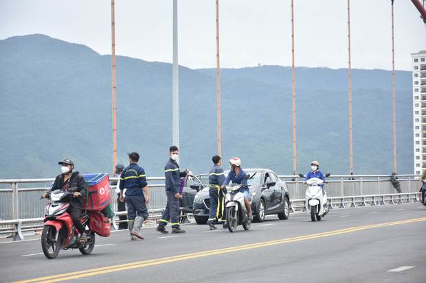 Sau gần 15 tiếng đồng hồ đu lan can cầu Thuận Phước, người đàn ông dọa tự tử đã về nhà-4