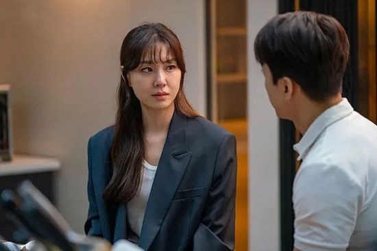 Mẹ vợ tặng thông gia hũ dưa muối nhưng bị con rể chê thẳng thừng, cô vợ lập tức 