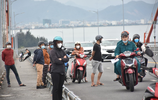 Sau gần 15 tiếng đồng hồ đu lan can cầu Thuận Phước, người đàn ông dọa tự tử đã về nhà-11