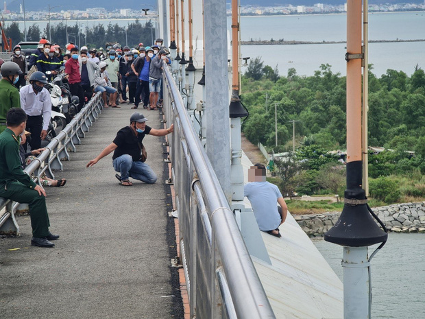 Sau gần 15 tiếng đồng hồ đu lan can cầu Thuận Phước, người đàn ông dọa tự tử đã về nhà-6